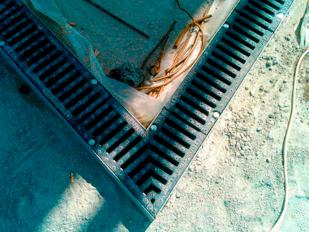 Лоток водоотводный фибробетонный серия PRO DN150 с внутренним уклоном H100-310мм и решетками чугунными класса D400 (1000x210x100-310мм)