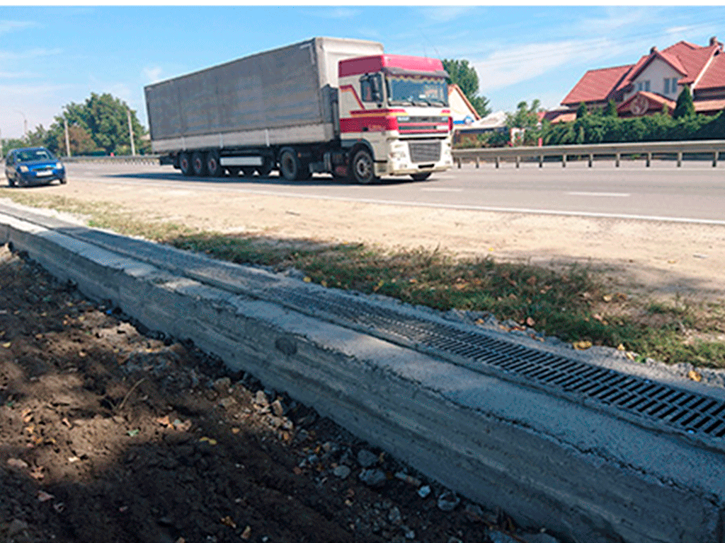 Лоток водоотводный фибробетонный серия PRO DN300 H310 с решеткой чугунной D400 (1000х360х310) с вертикальным выпуском Д250мм