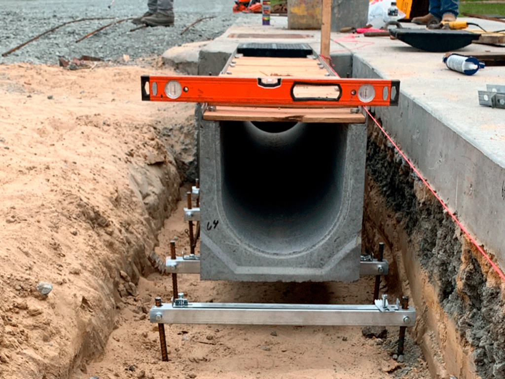 Лоток водоотводный MEGA DN400 (H330 - H610 мм) из фибробетона, с решетками чугунными F900