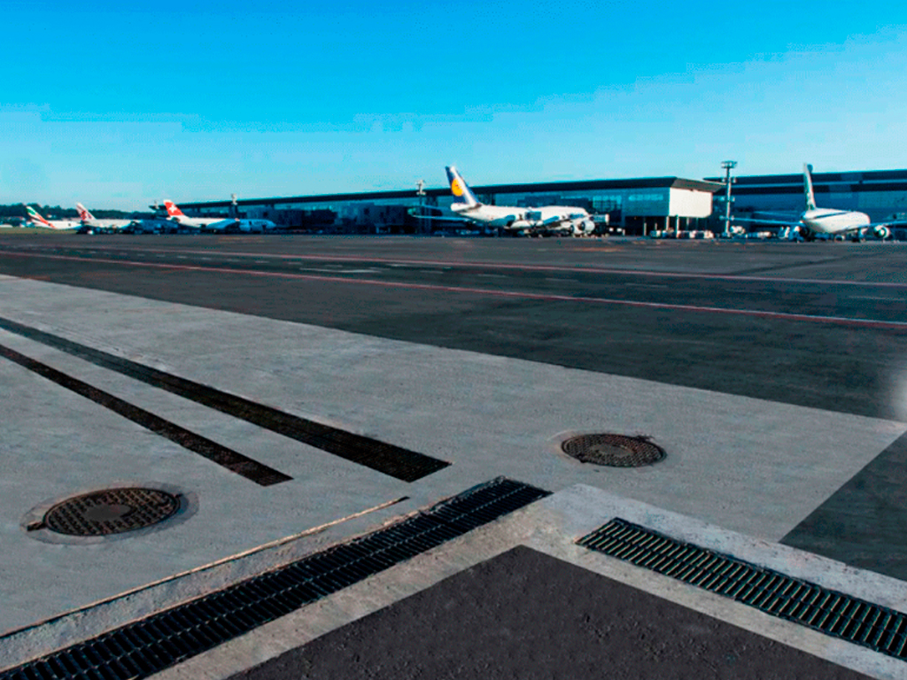 Лоток водоотводный MEGA DN400 (H330 - H610 мм) из фибробетона, с решетками чугунными F900