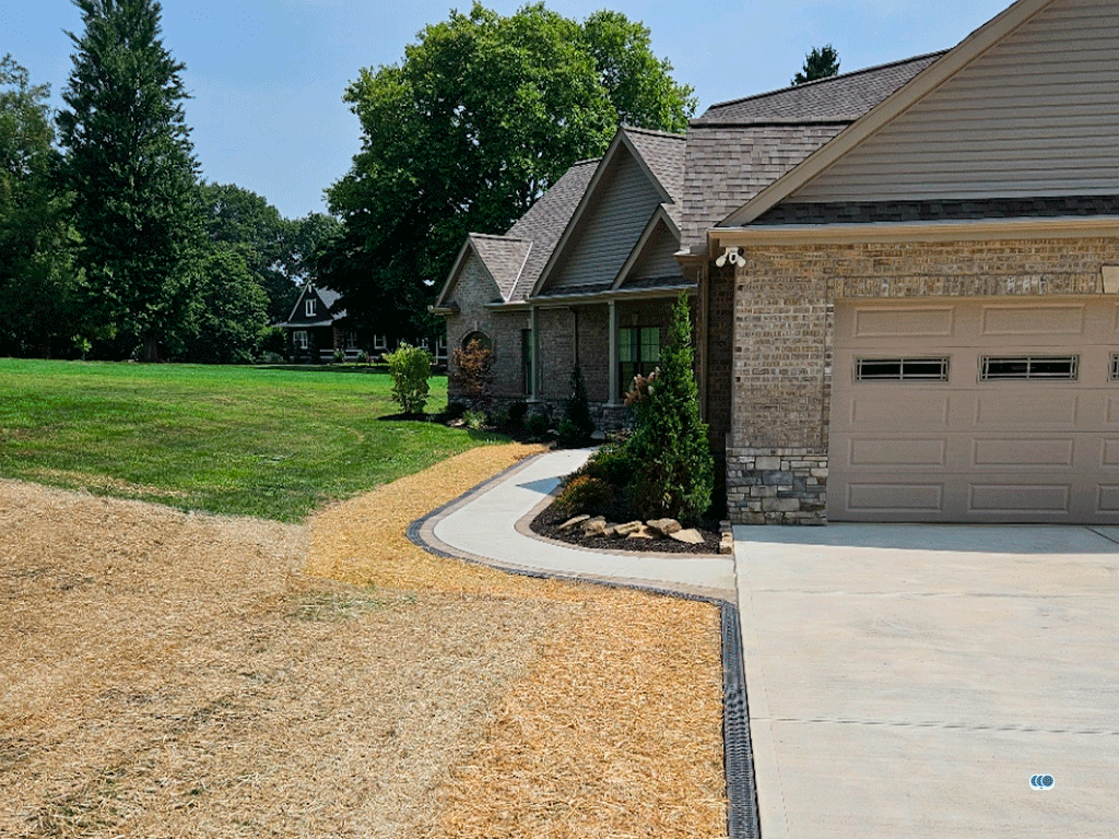 Лоток водоотводной Easy-2 DN100 H70 поворотный (центральный) (250x130x70) с решеткой пластиковой А15 черного цвета