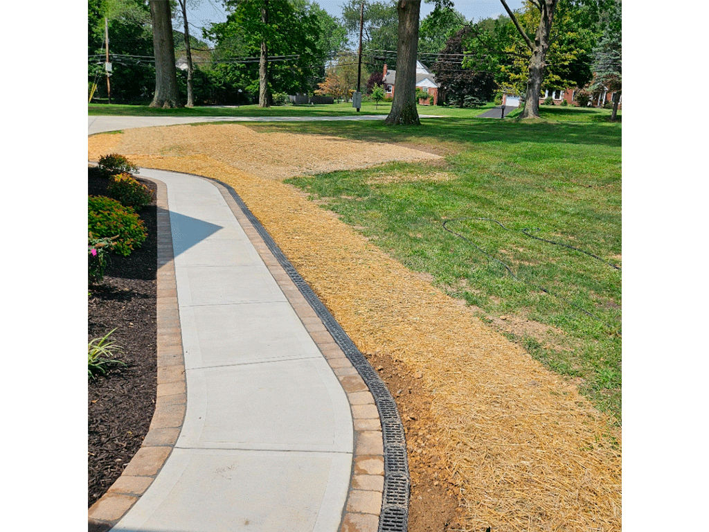 Лоток водоотводной Easy-2 DN100 H70 поворотный (центральный) (250x130x70) с решеткой пластиковой А15 черного цвета