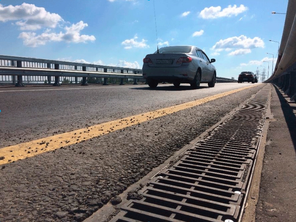 Водоотводные лотки мостового полотна SteelMax Most Drive DN100-DN500 H-переменная с чугунными решетками класс D400