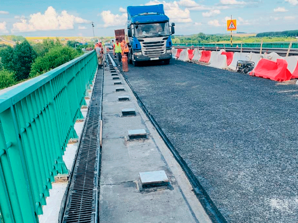 Водоотводные лотки мостового полотна SteelMax Most Drive DN100-DN500 H-переменная с чугунными решетками класс D400