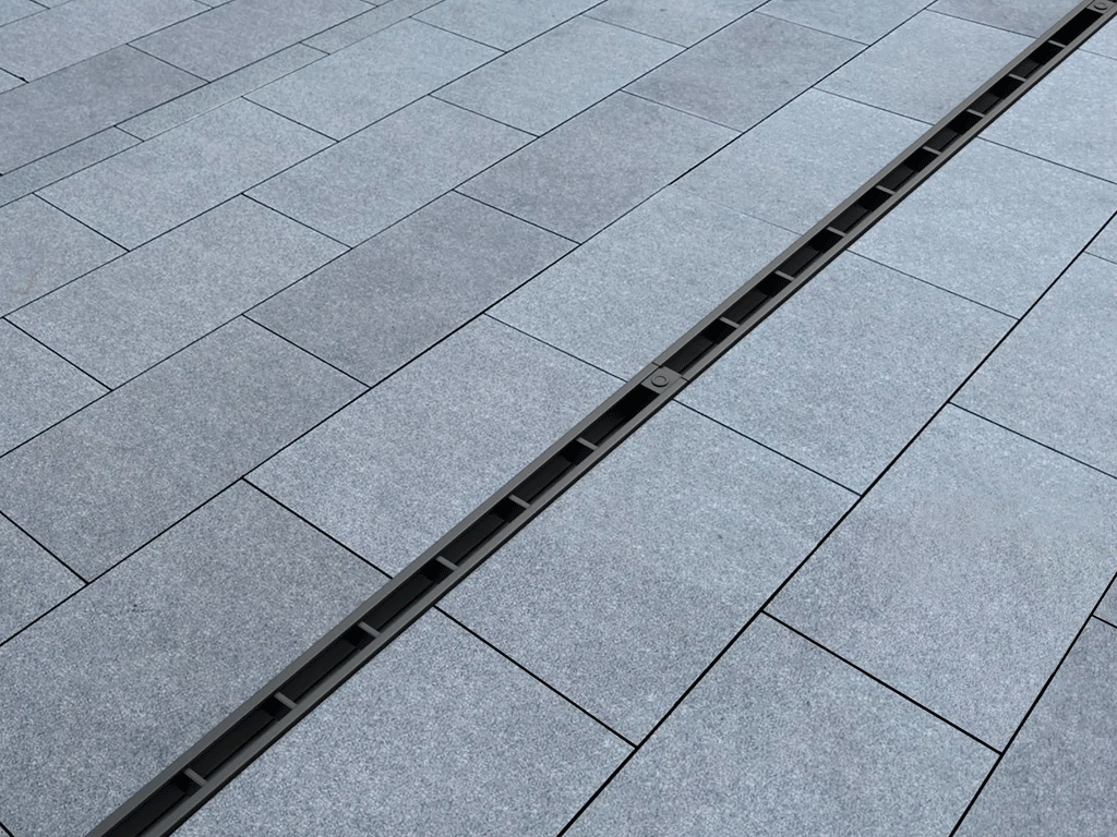 Gratar pluvial tip-L în fanta longitudinală din polipropilenă (PP), L=500mm, H=25mm, destinat pentru rigole DN100