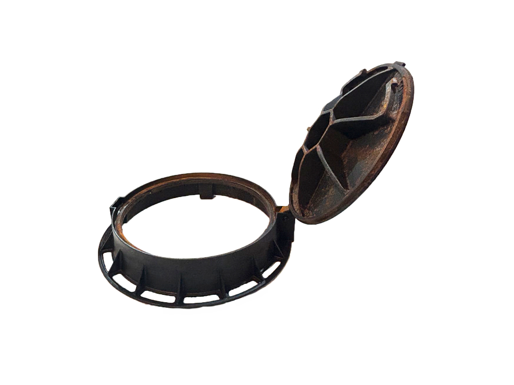 Capac din fontă ductilă, rotund cu ramă Dext=810mm, Pas Liber=600mm H=140mm (810x600xH140mm) cu închizător dublu tip click clasa E600