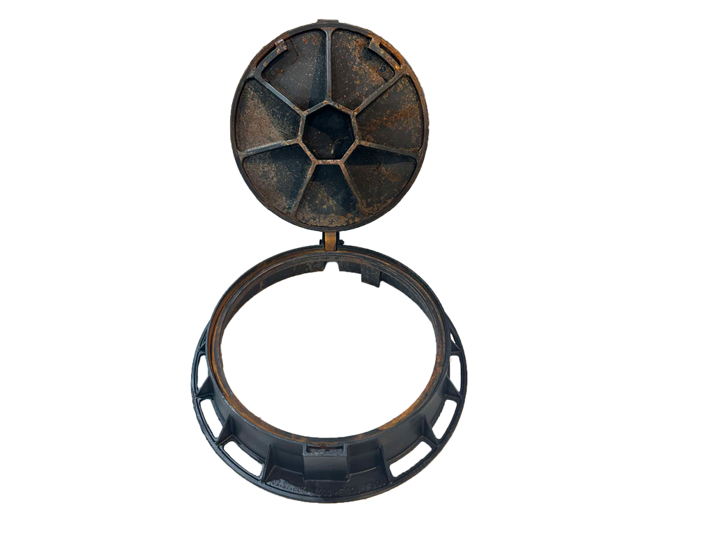 Capac din fontă ductilă, rotund cu ramă Dext=810mm, Pas Liber=600mm H=140mm (810x600xH140mm) cu închizător dublu tip click clasa E600