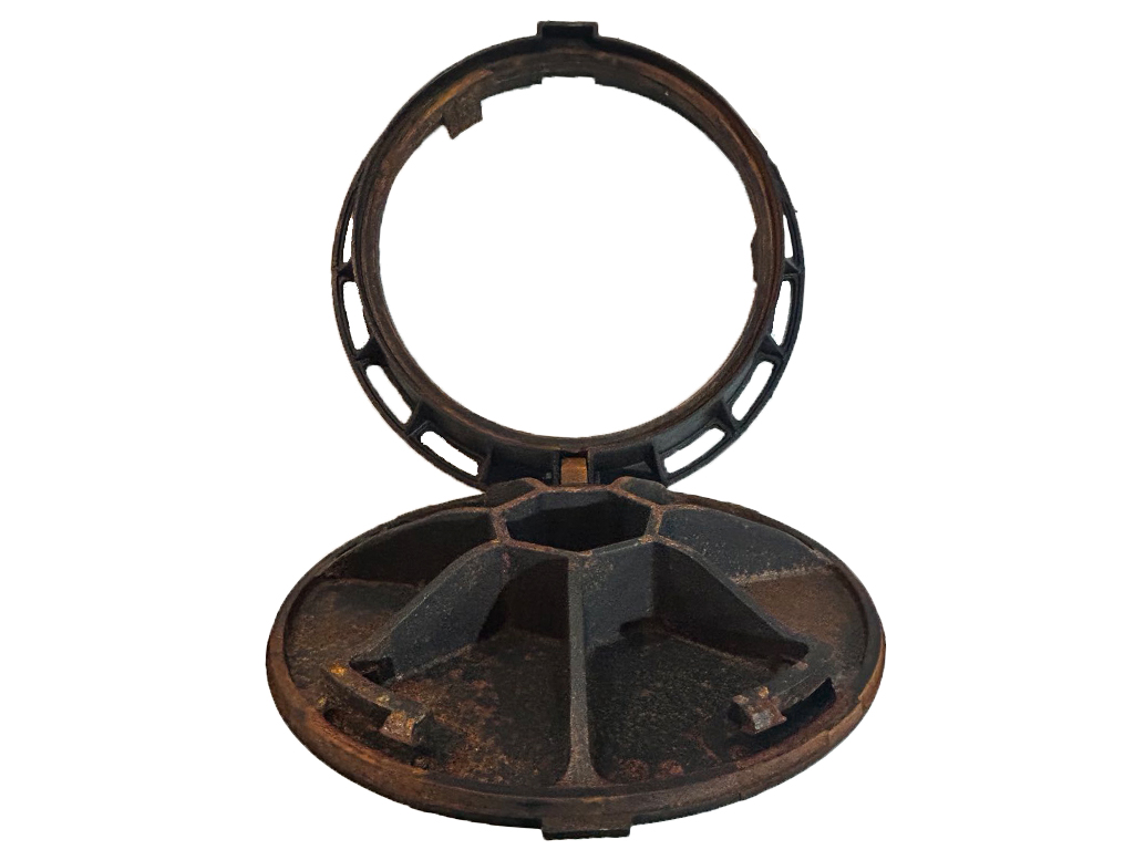 Capac din fontă ductilă, rotund cu ramă Dext=810mm, Pas Liber=600mm H=140mm (810x600xH140mm) cu închizător dublu tip click clasa E600