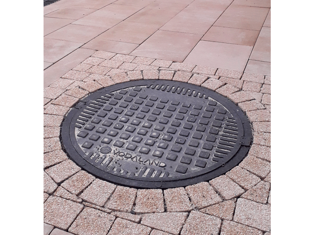 Capac negru rotund, compozit, cu dimetrul rama Dext=770mm, pas liber=575mm, H=110mm, clasa de sarcini B125 