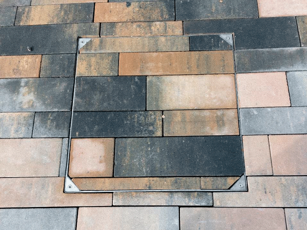 Capac din otel zincat URBAN COVER PRO UNIFILL patrat 380x380 PL.300x300 Hext.80 Hin.40 cu inchizator, clasa de sarcini B125