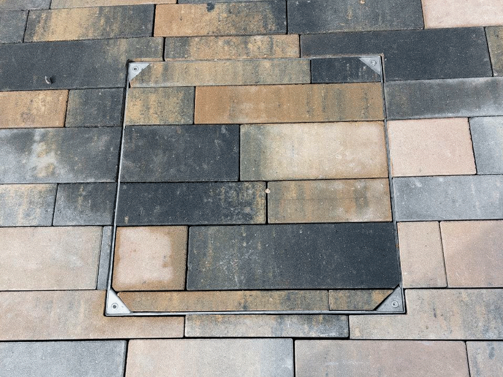 Capac din otel zincat URBAN COVER PRO UNIFILL patrat 690x690 PL.600x600 Hext.100 Hin.60 cu inchizator, clasa de sarcini B125