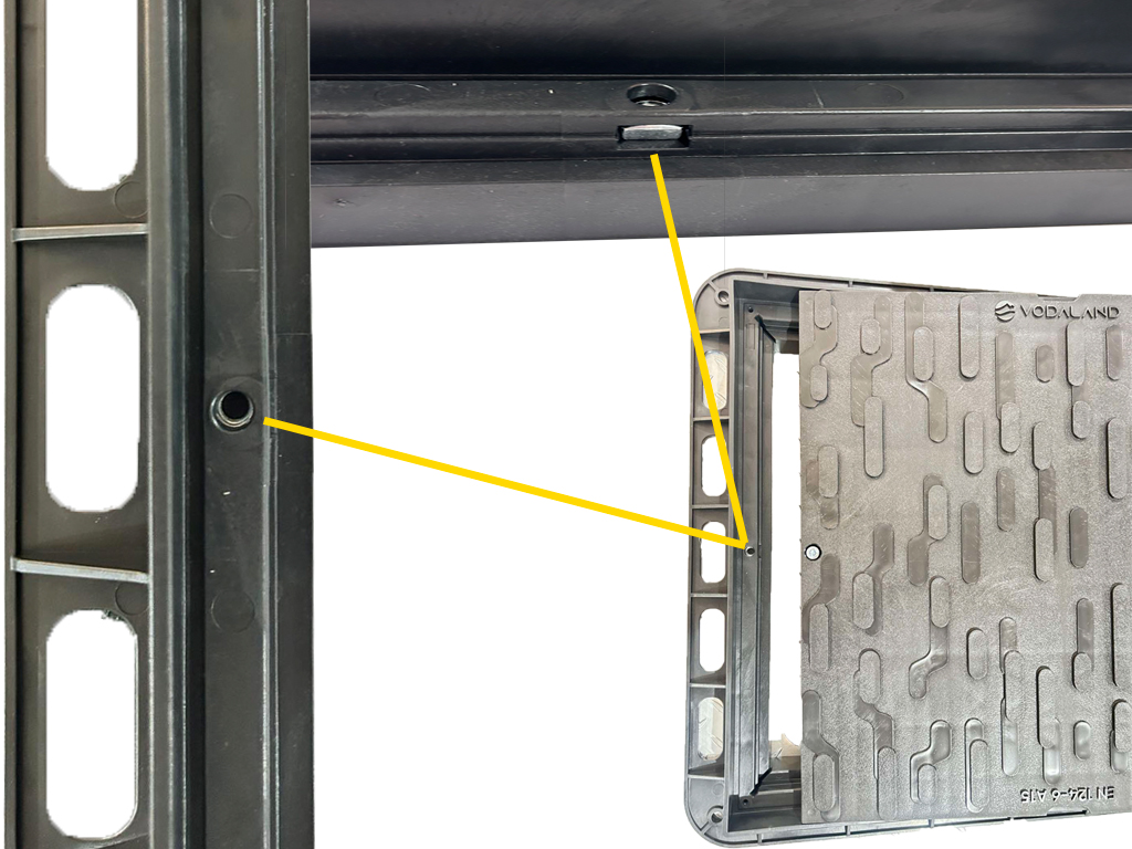 Capac din plastic negru pătrat 500x500 mm, H=80mm, pas liber 330x330mm, cu 2 lacate, clasa de sarcini A15 conform EN124-6