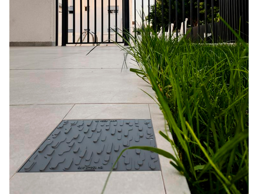 Люк квадратный пластиковый черный с 2 запорными устройствами (600x600x80) A15 