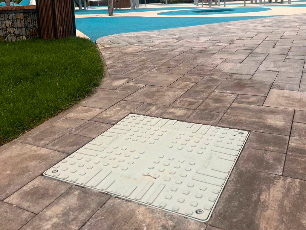 Capac plastic pentru grădina negru pătrat cu 4 lacăte (700x700x80) clasa de sarcini A15 pentru zone pietonale