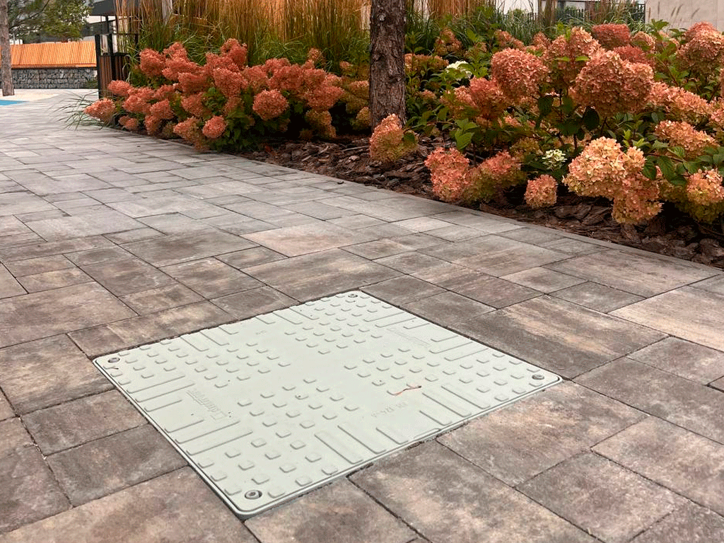 Capac plastic pentru grădina negru pătrat cu 4 lacăte (700x700x80) clasa de sarcini A15 pentru zone pietonale