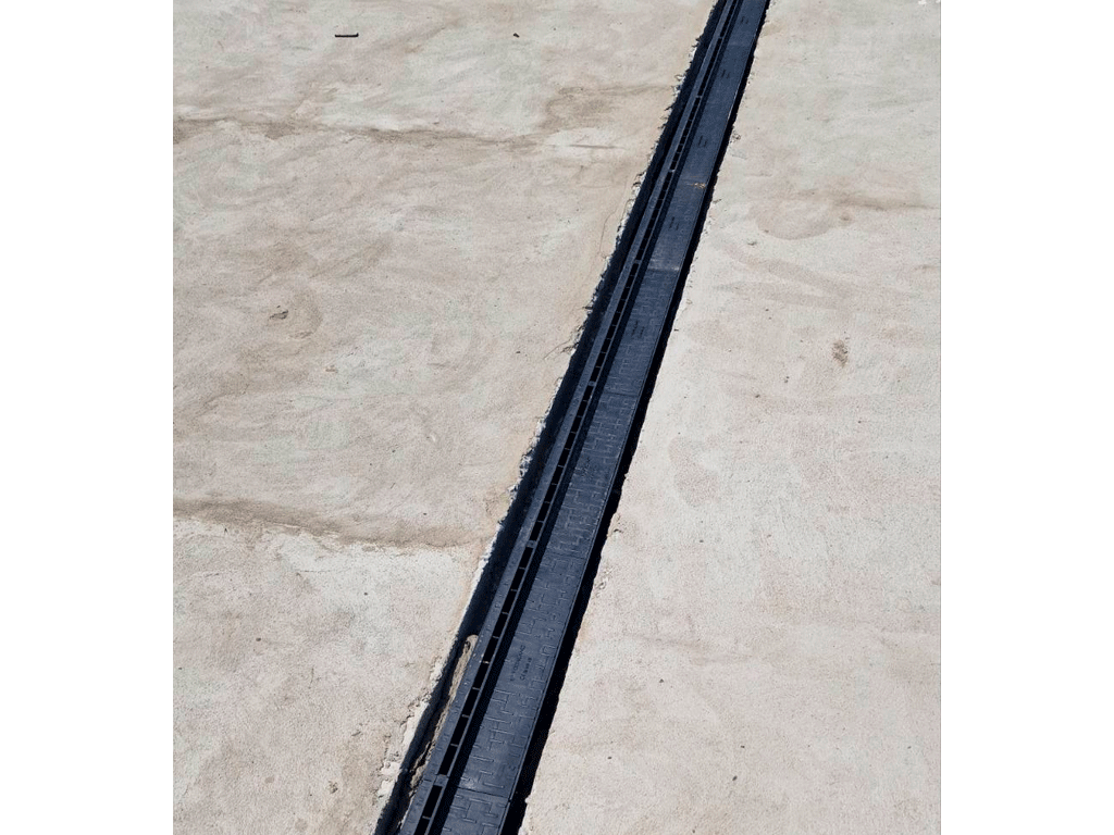 Rigola Base DN100 H170 dotata cu gratar tip fantă longitudinala din polipropilena (1000x156x170mm), clasa de sarcini A15-C250
