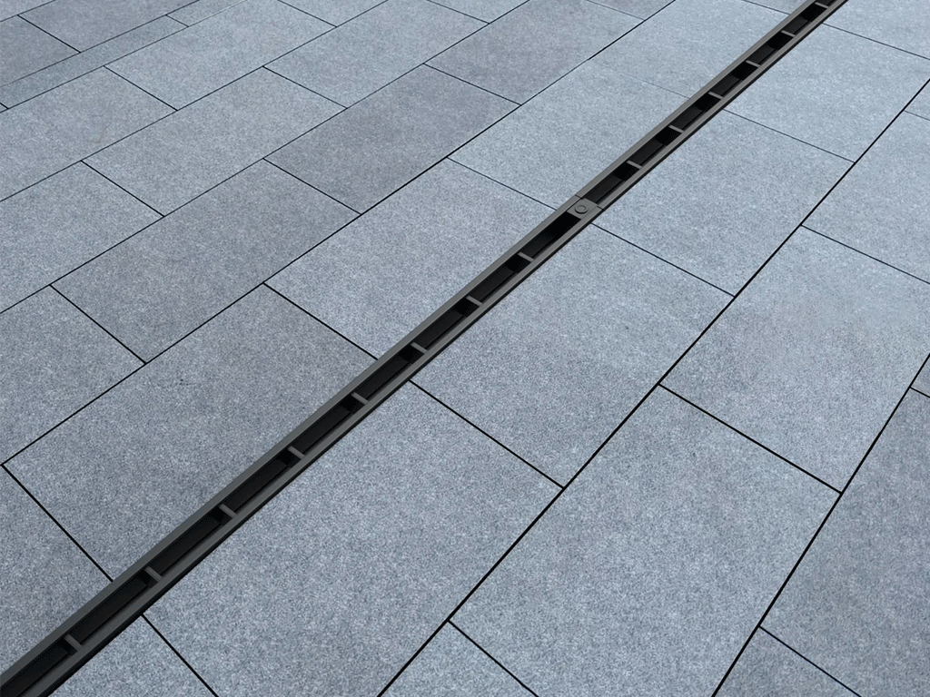 Rigola Base DN100 H225 dotata cu gratar tip fantă longitudinala din polipropilena (1000x156x225mm), clasa de sarcini A15