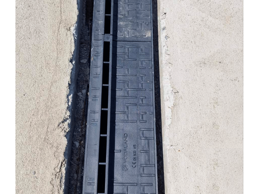 Rigola Base DN100 H265 dotata cu gratar tip fantă longitudinala din polipropilena (1000x156x265mm), clasa de sarcini A15-C250