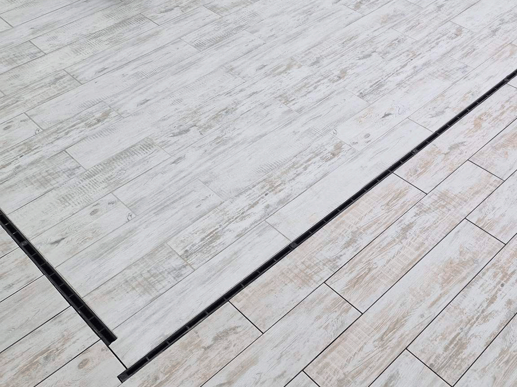 Rigola Base DN100 H85 dotata cu gratar tip fantă longitudinala din polipropilena (1000x156x85mm), clasa de sarcini A15