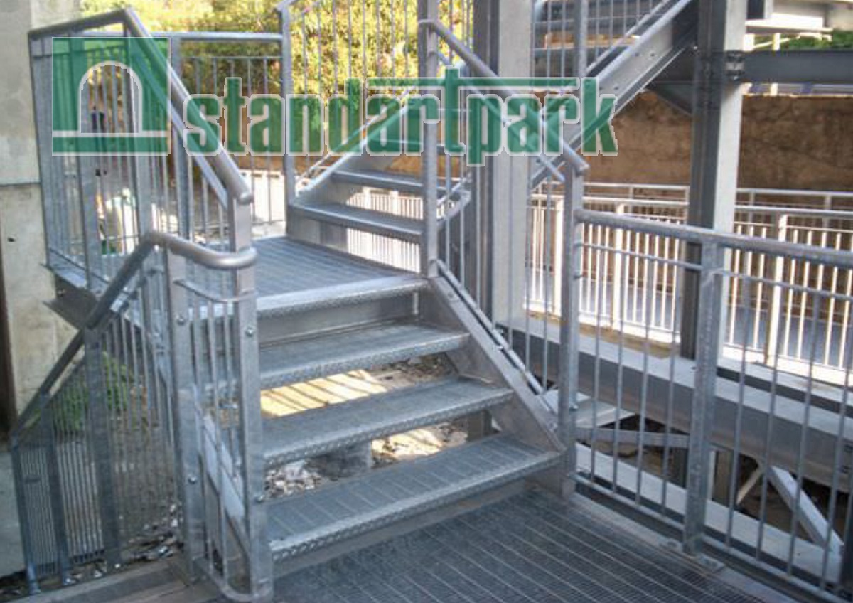 Ступени из прессованного настила, с ячейкой 33х11 мм