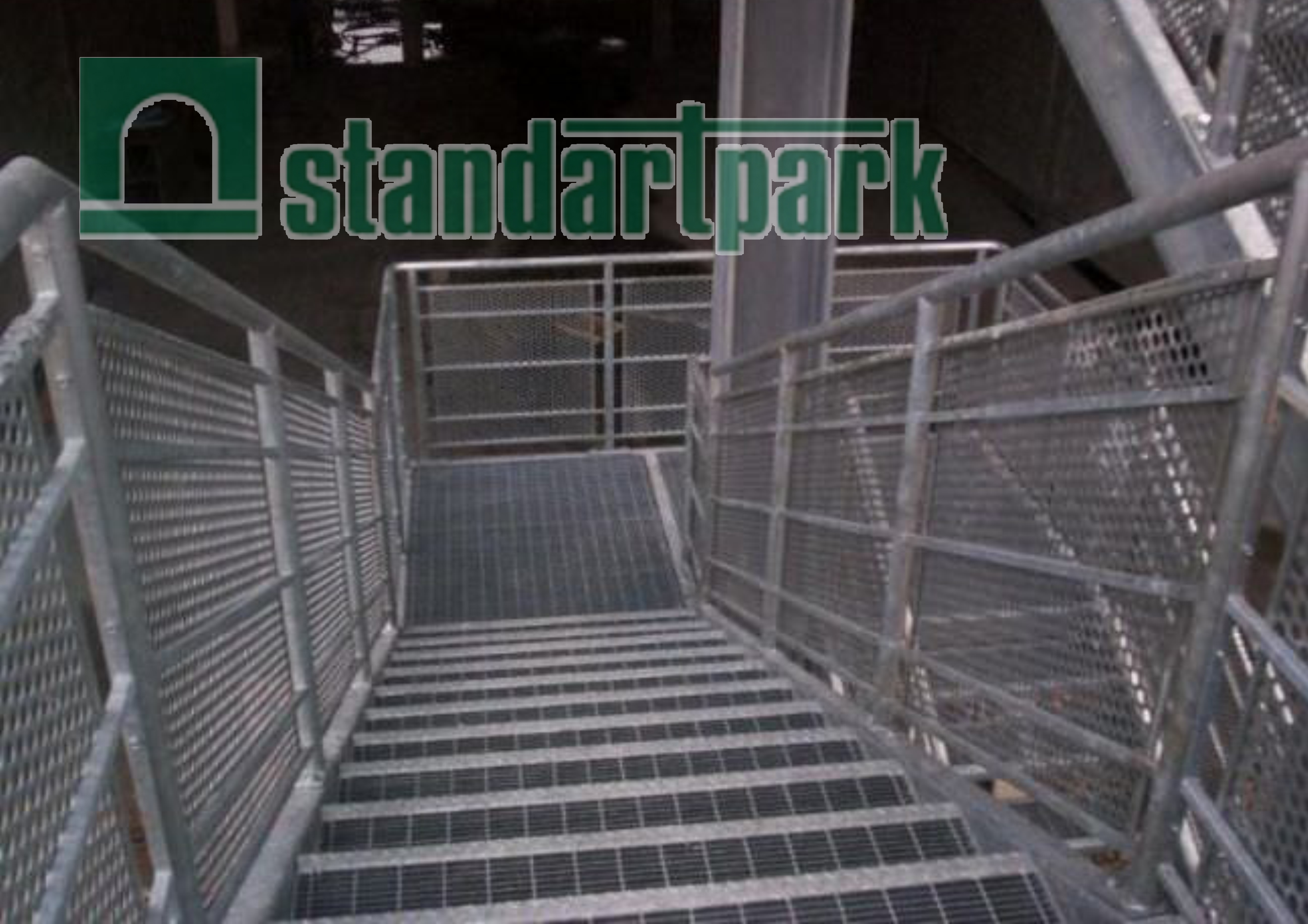 Ступени из прессованного настила, с ячейкой 33х11 мм