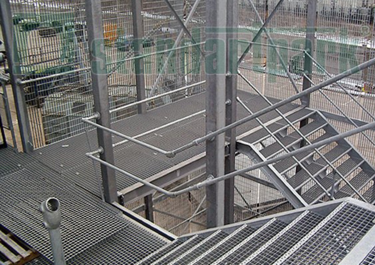 Ступени из прессованного настила, с ячейкой 33х33 мм