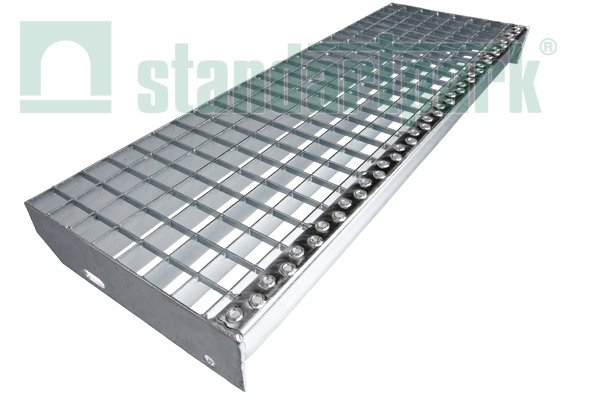 Ступени из прессованного настила, с ячейкой 33х33 мм