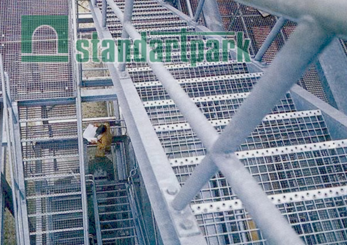 Ступени из прессованного настила, с ячейкой 33х33 мм