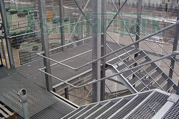 Ступени из сварного настила, с ячейкой 34х38 мм